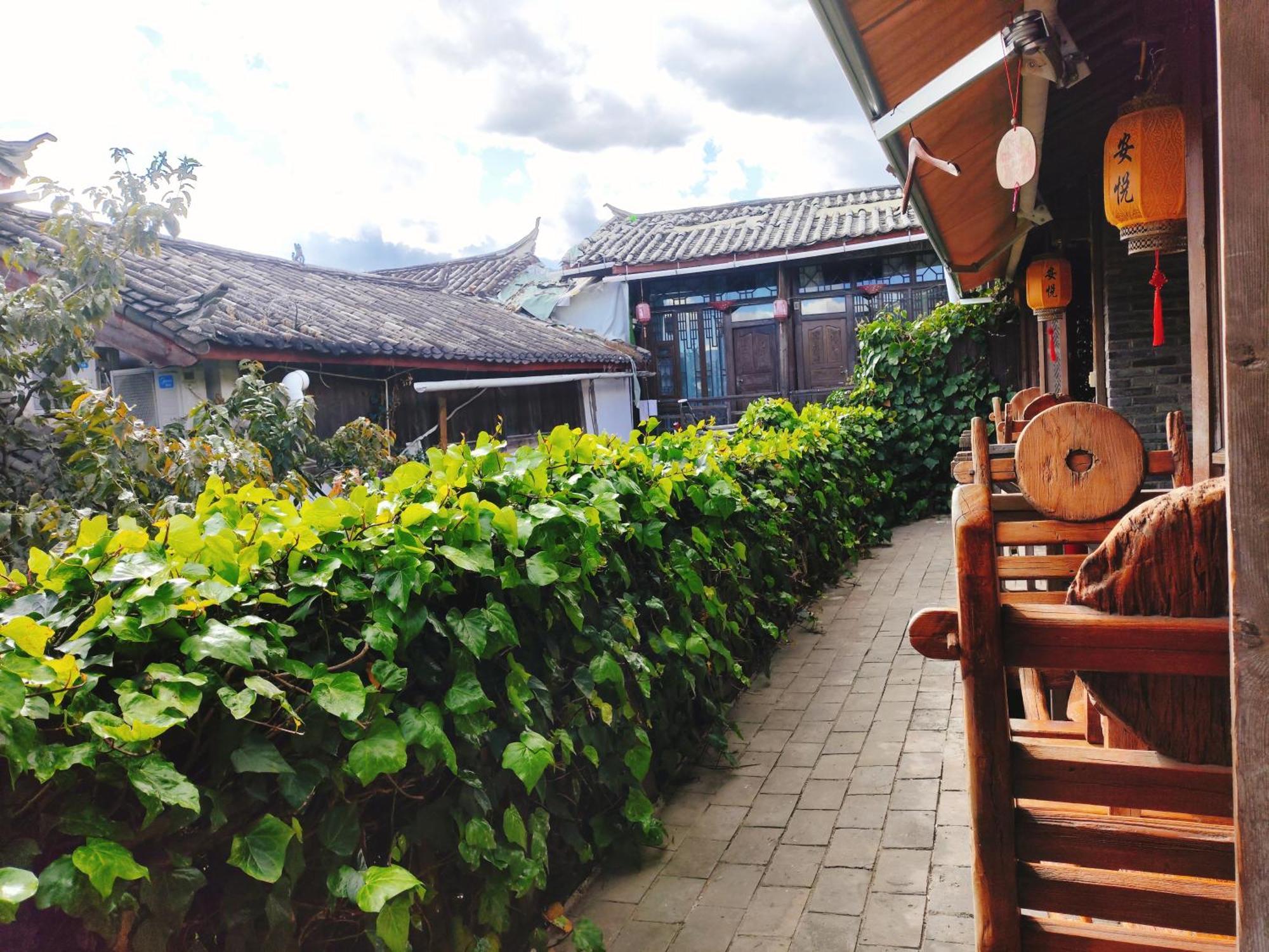 Big Tree Guesthouse - Naxi Old Style Lijiang  Exterior foto