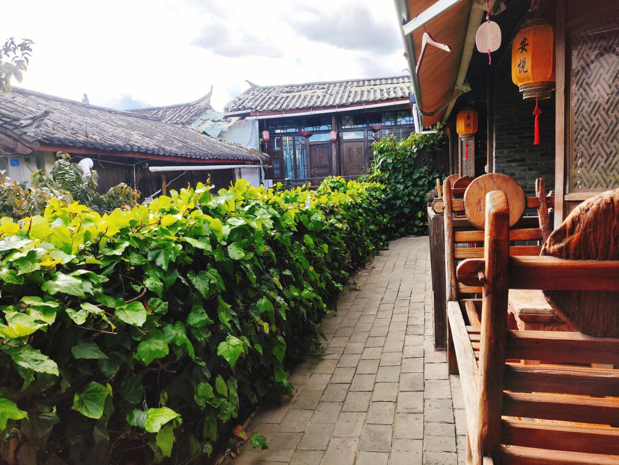 Big Tree Guesthouse - Naxi Old Style Lijiang  Exterior foto
